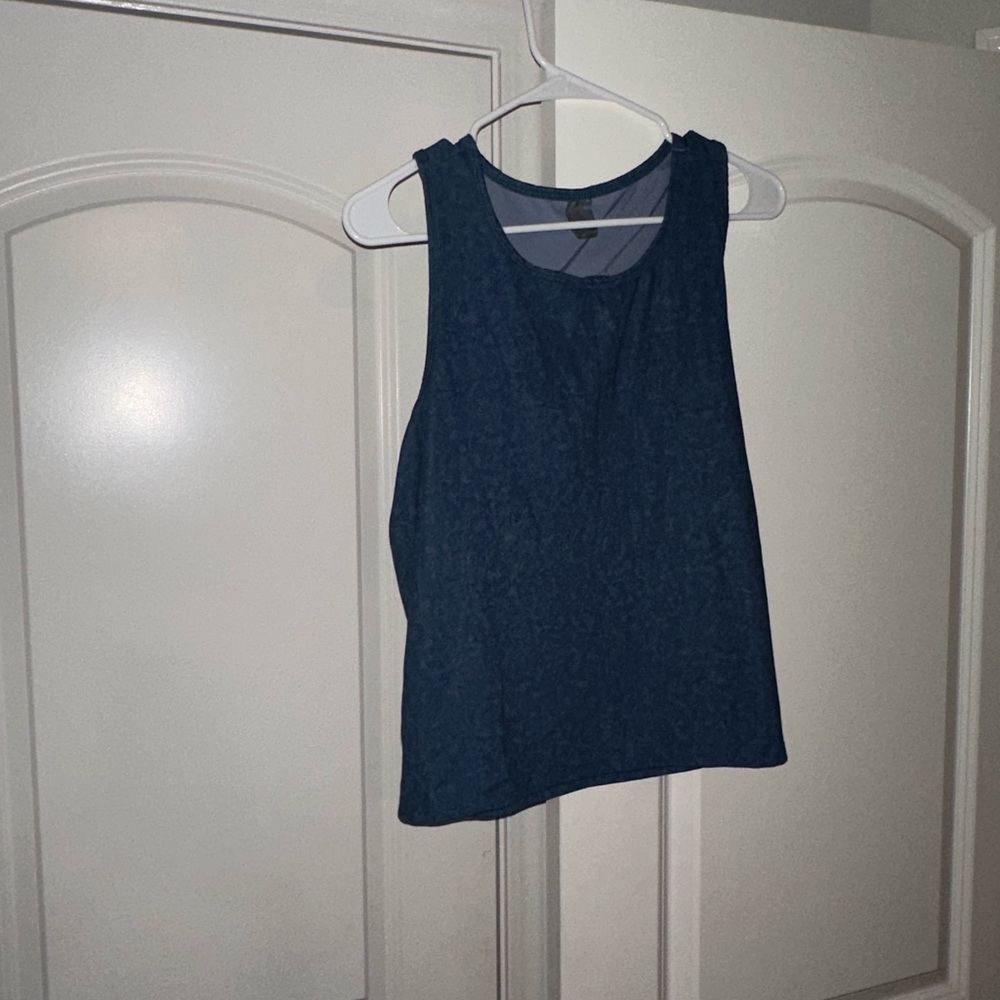 Sleeveless workout tank top